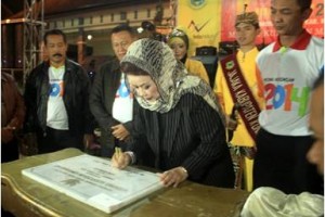 Pembukaan pameran pembangunan ditandai dengan penandatanfannan prasasti oleh Bupati Kuningan.